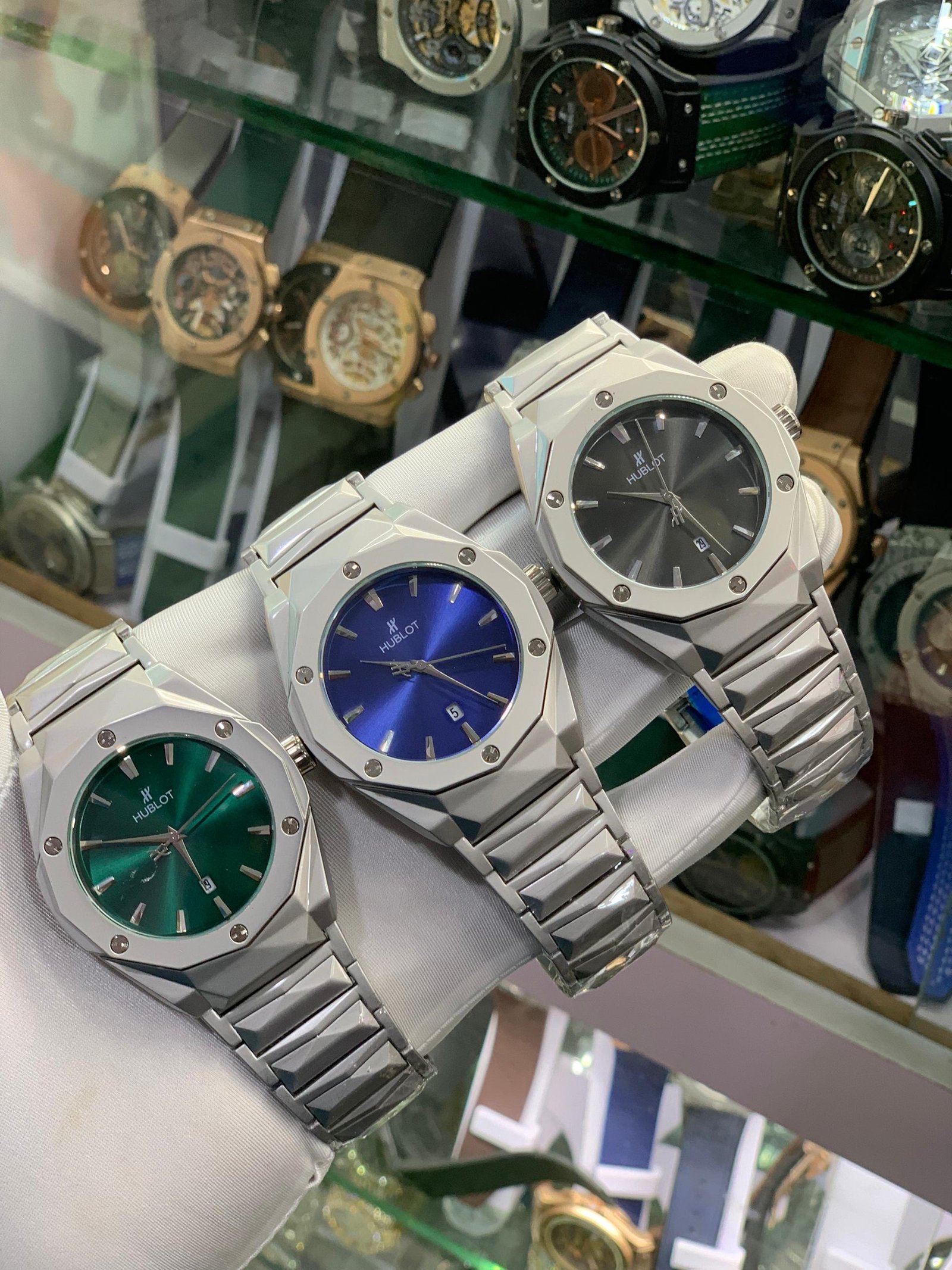 9d2fbe43-e3b6-4926-8b92-89a3fe1884d6 Hublot chain watch - Image 1